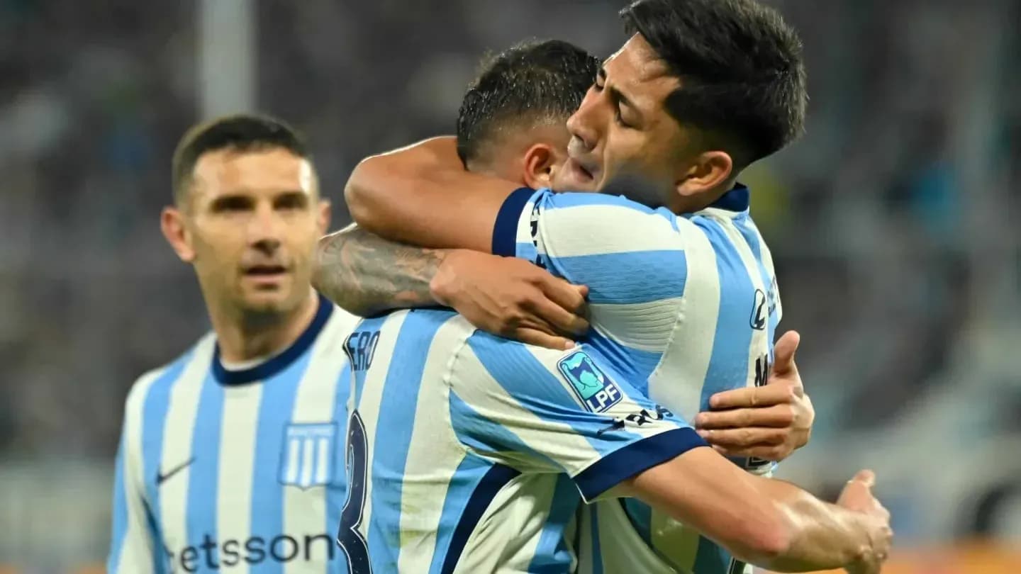 Jugadores de Racing abrazándose tras un gol Jugadores de Racing abrazándose tras un gol