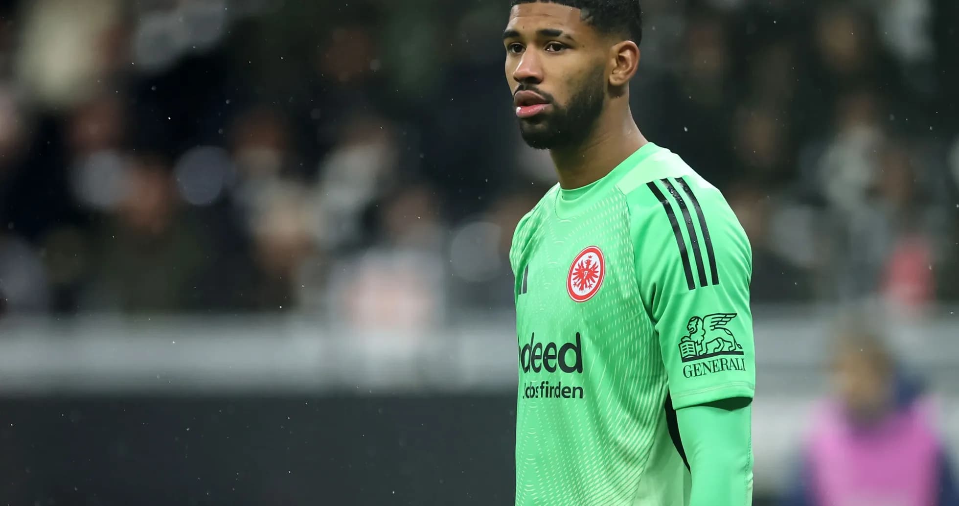 Portero de Eintracht Frankfurt en acción Portero de Eintracht Frankfurt en acción