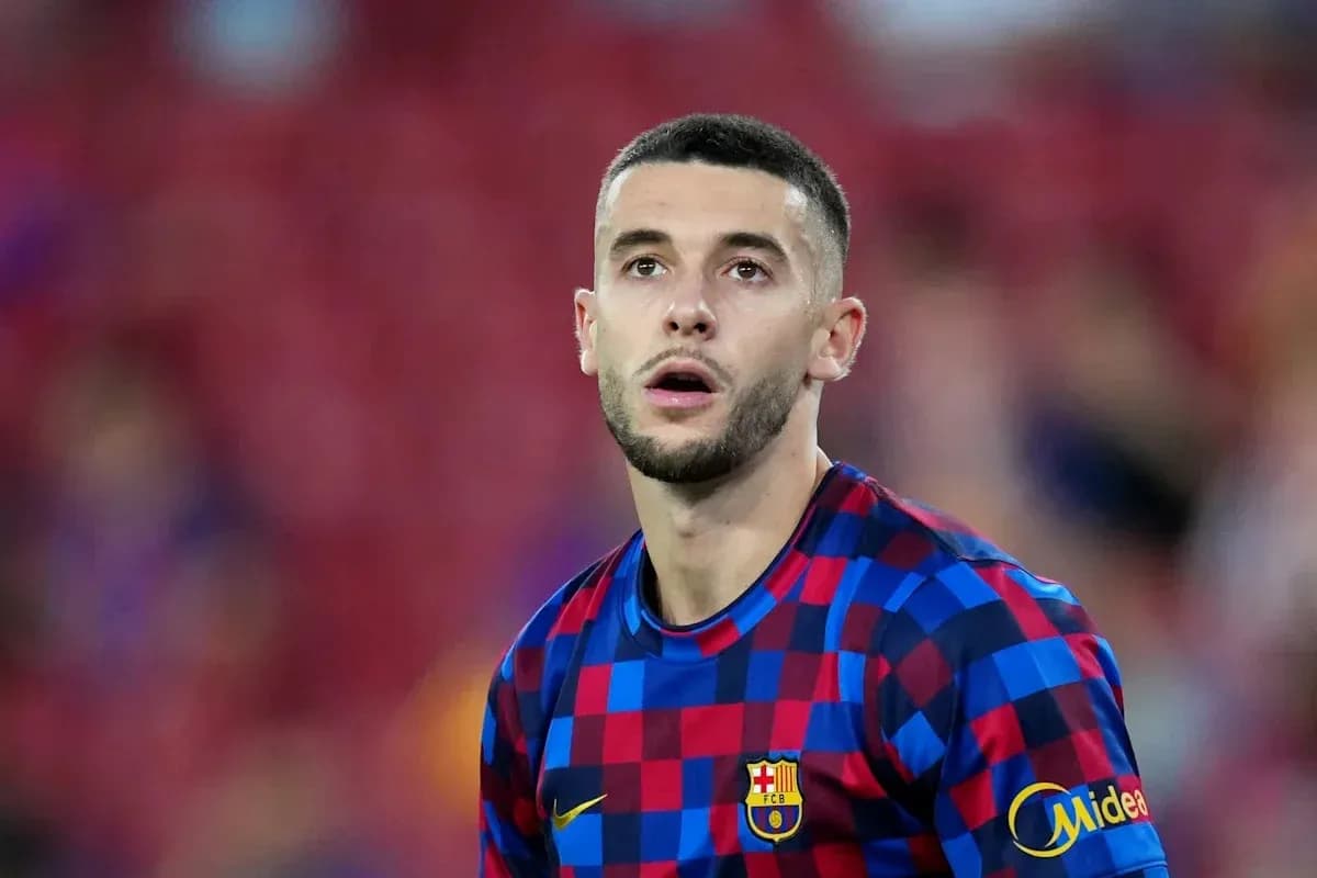 Jugador de Barça con uniforme de cuadros durante partido Jugador de Barça con uniforme de cuadros durante partido