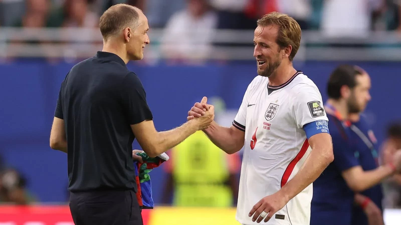 Entrenador y jugador de Inglaterra saludándose tras partido Entrenador y jugador de Inglaterra saludándose tras partido