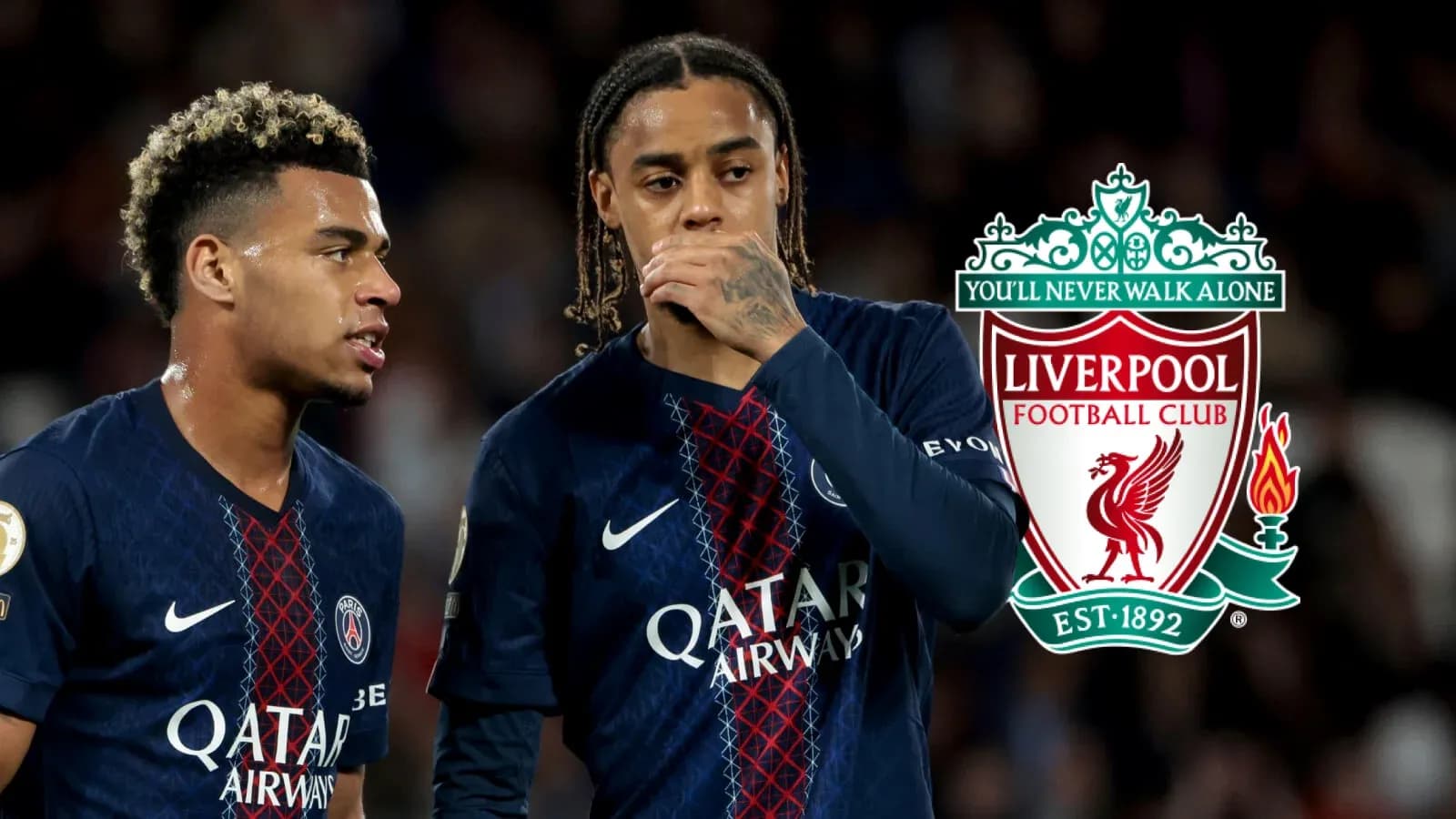 Jugadores de PSG durante un partido en el campo Jugadores de PSG durante un partido en el campo
