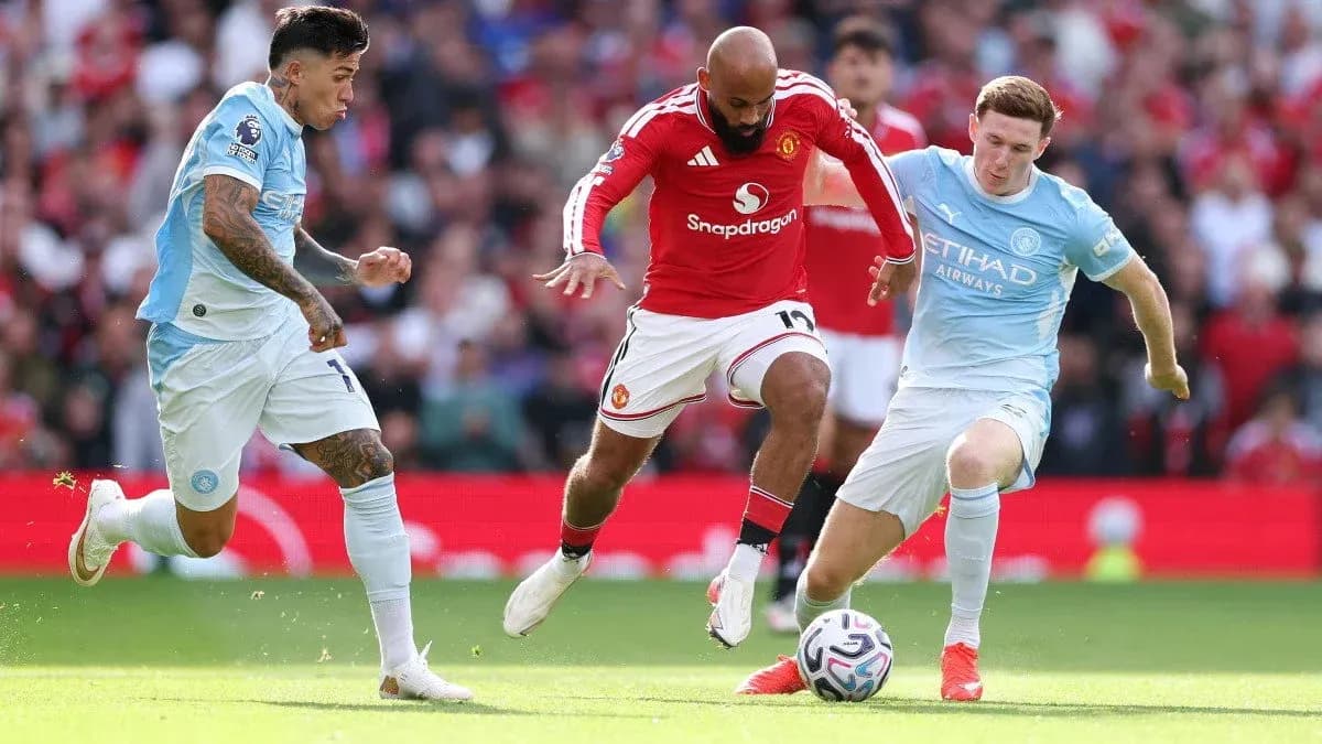 Jugadores de Manchester United y Manchester City disputando el balón Jugadores de Manchester United y Manchester City disputando el balón