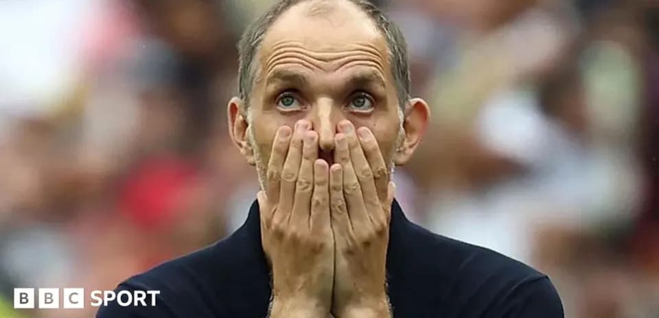 Entrenador con las manos en la cara durante partido Entrenador con las manos en la cara durante partido