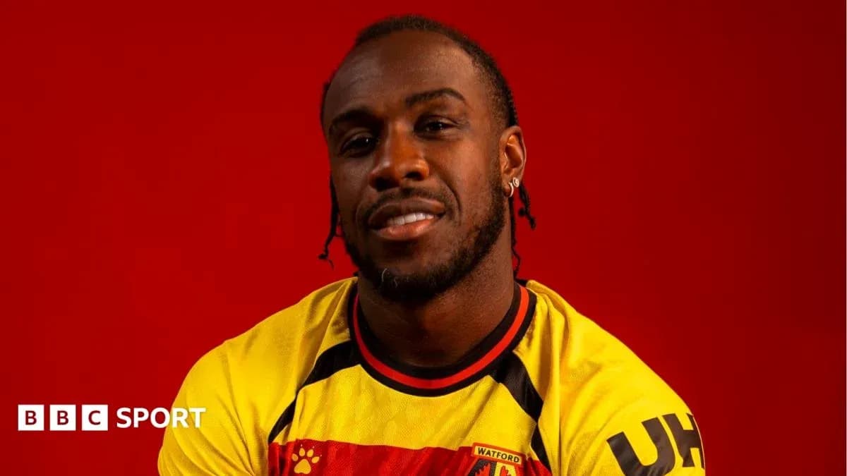 Jugador de Watford posando con camiseta amarilla Jugador de Watford posando con camiseta amarilla