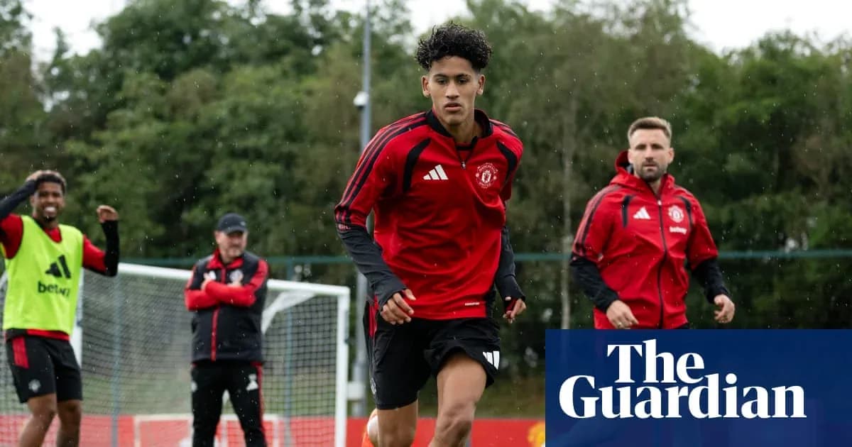 Jugador entrenando en el campo con compañeros de equipo Jugador entrenando en el campo con compañeros de equipo