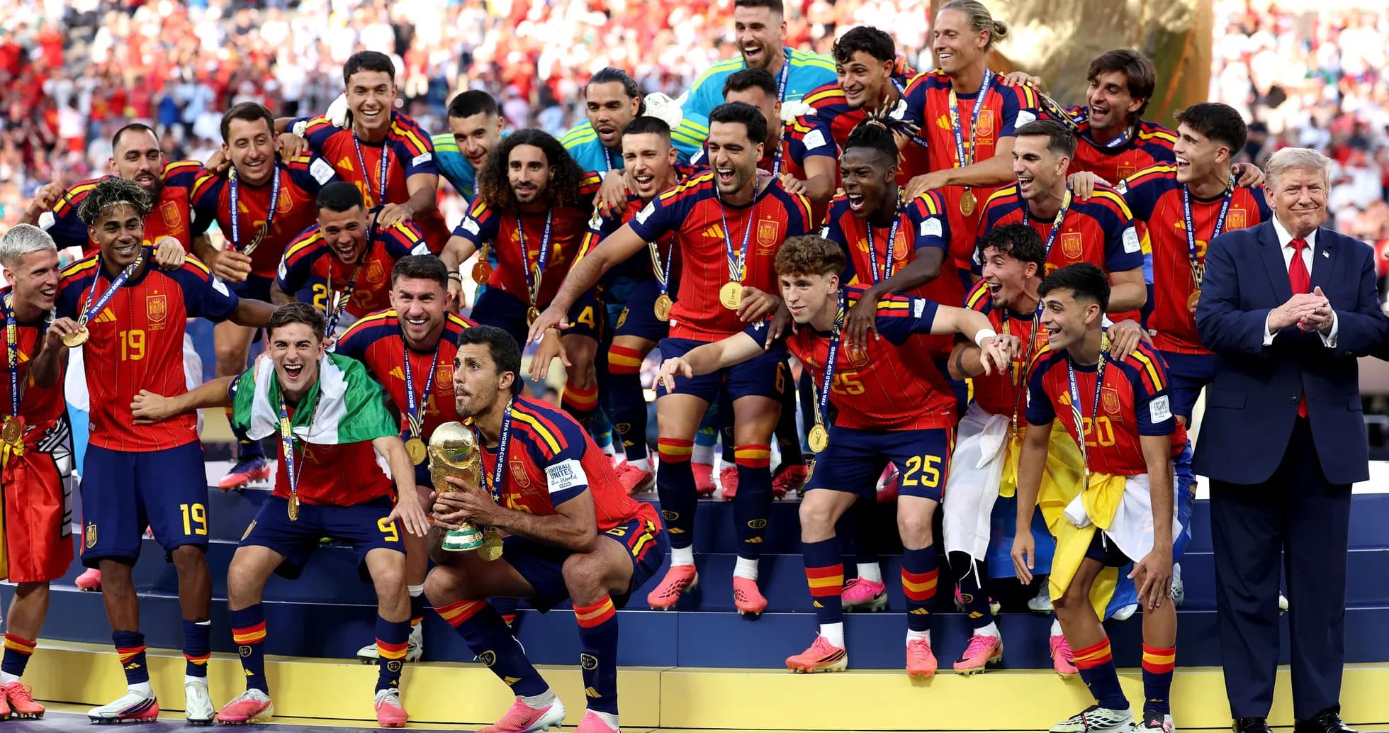 Equipo de España celebrando con el trofeo de la Copa Equipo de España celebrando con el trofeo de la Copa