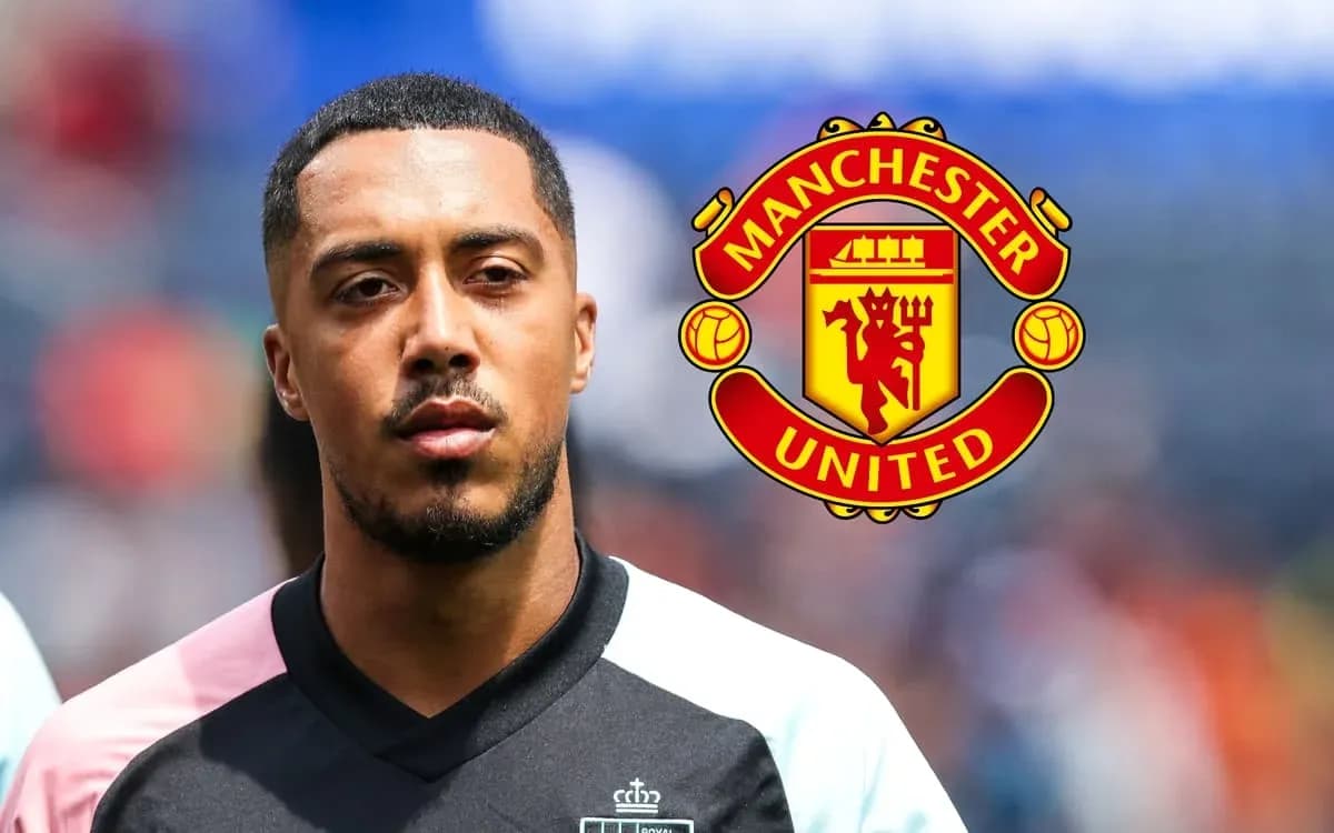 Jugador de fútbol en uniforme con logo de Manchester United Jugador de fútbol en uniforme con logo de Manchester United