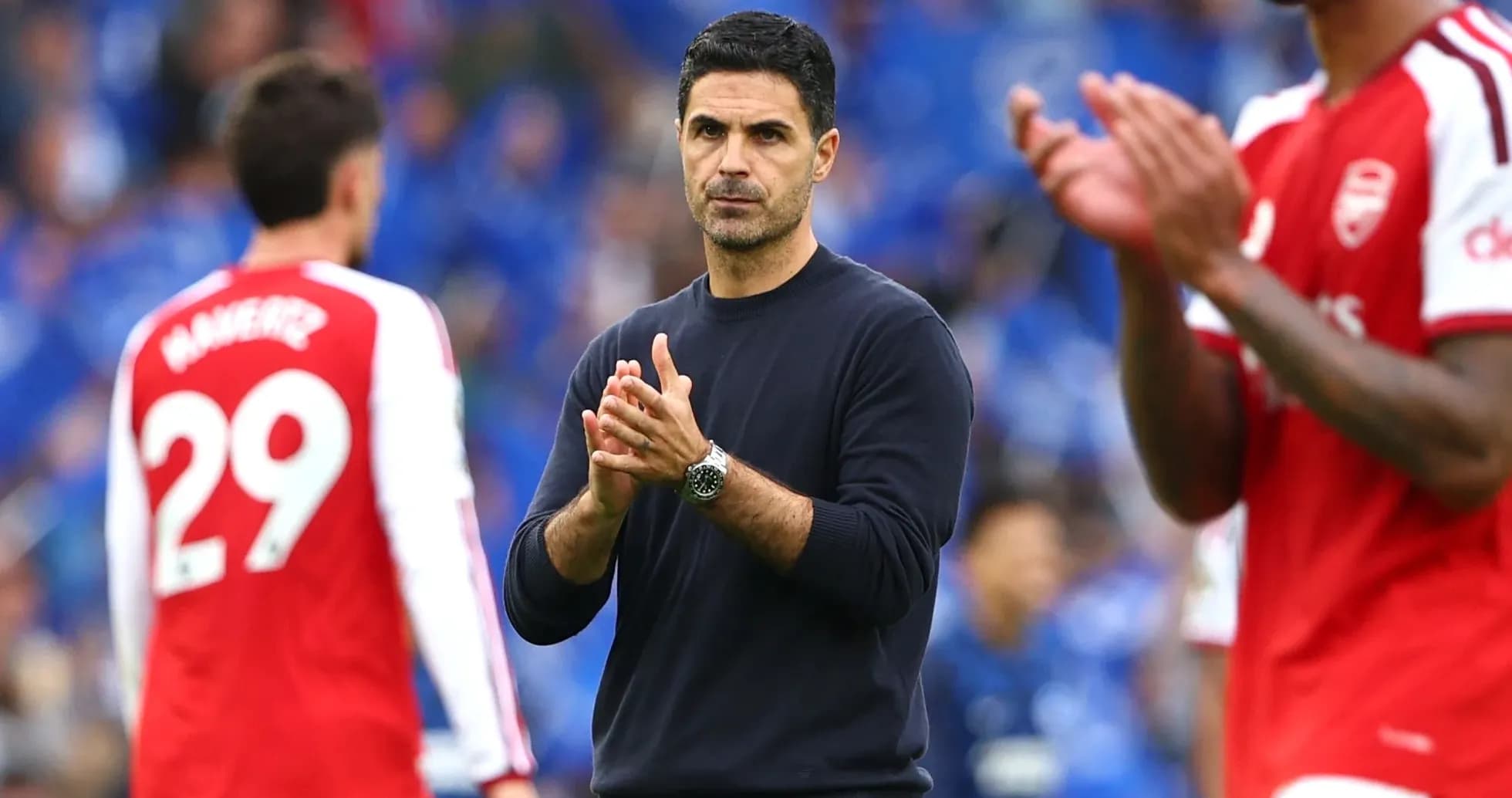 Entrenador de Arsenal aplaudiendo tras el partido Entrenador de Arsenal aplaudiendo tras el partido