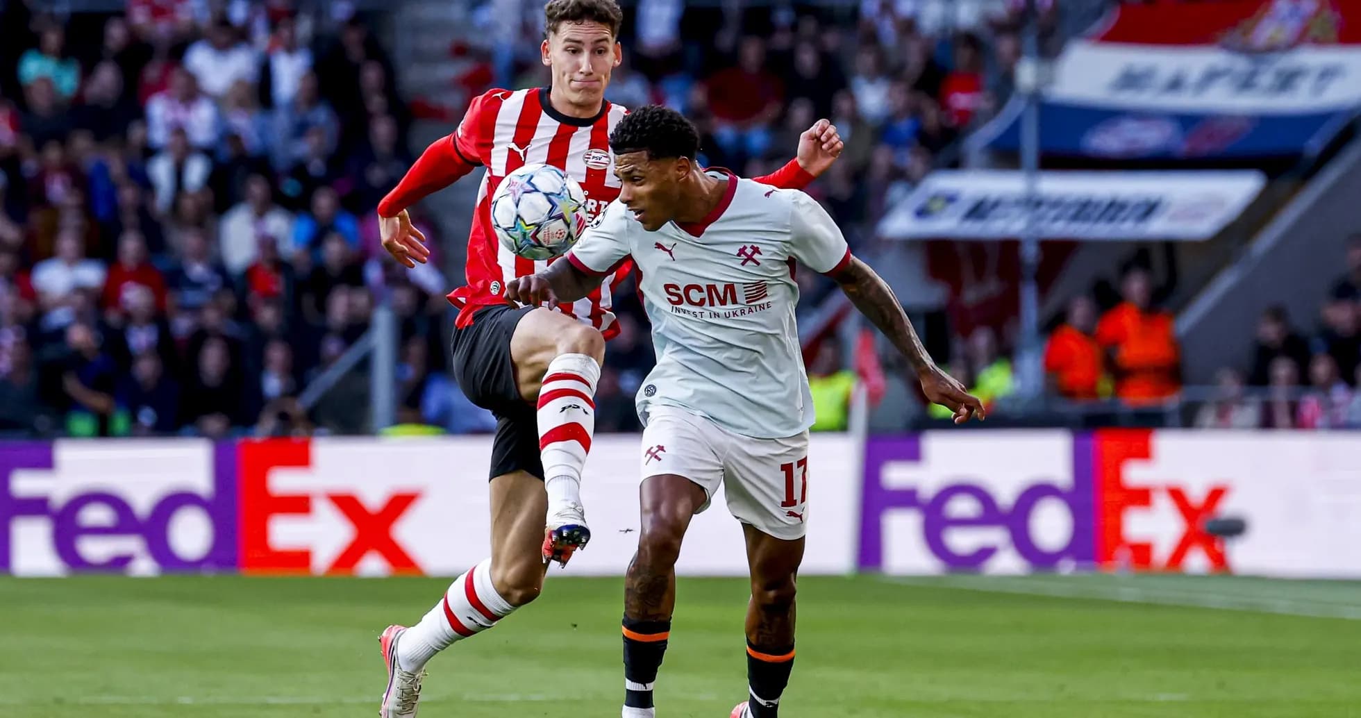 Jugador de PSV interceptando el balón en el partido Jugador de PSV interceptando el balón en el partido
