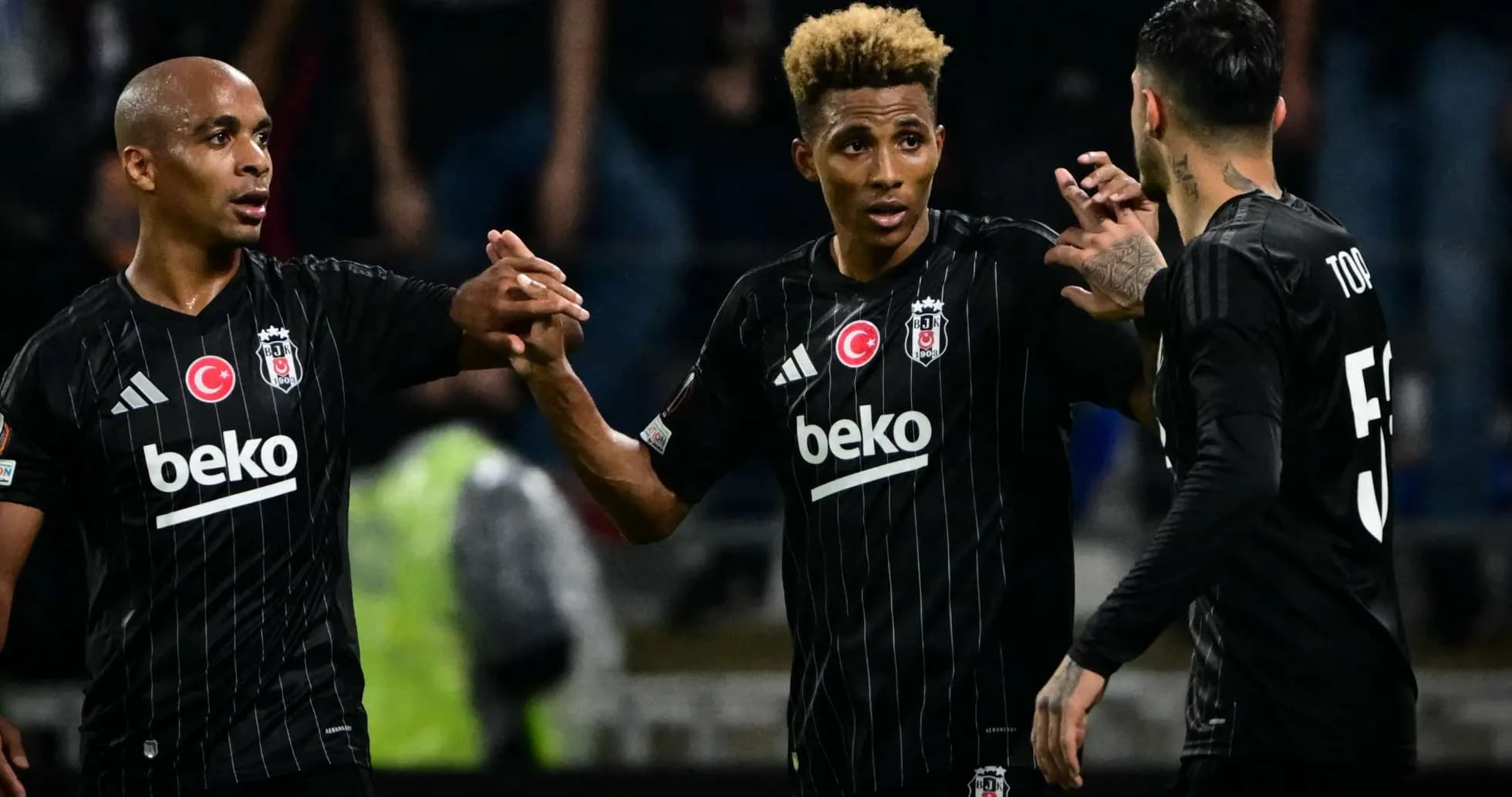 Jugadores de Beşiktaş celebrando durante un partido Jugadores de Beşiktaş celebrando durante un partido