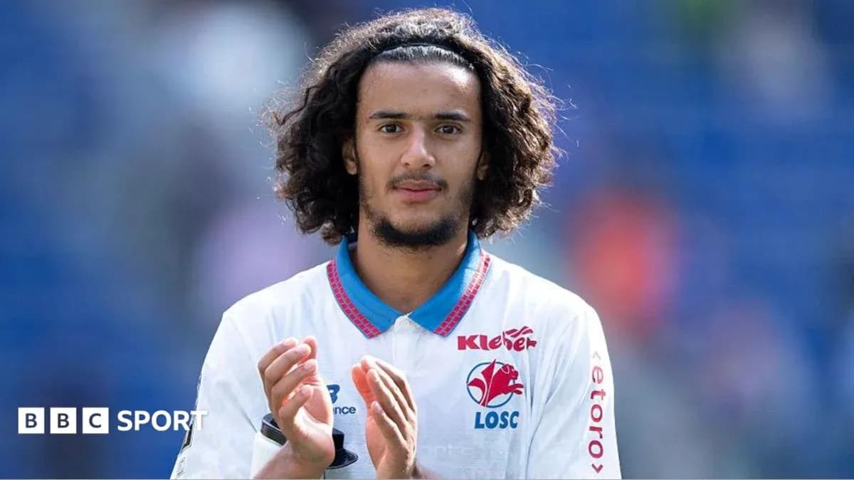 Jugador aplaudiendo con camiseta de Lille OSC Jugador aplaudiendo con camiseta de Lille OSC