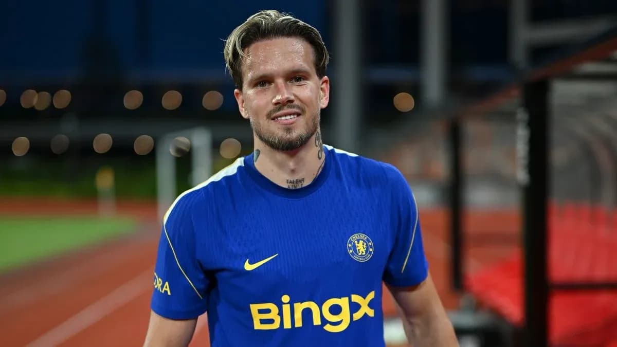 Jugador sonriente con camiseta del Chelsea en campo Jugador sonriente con camiseta del Chelsea en campo