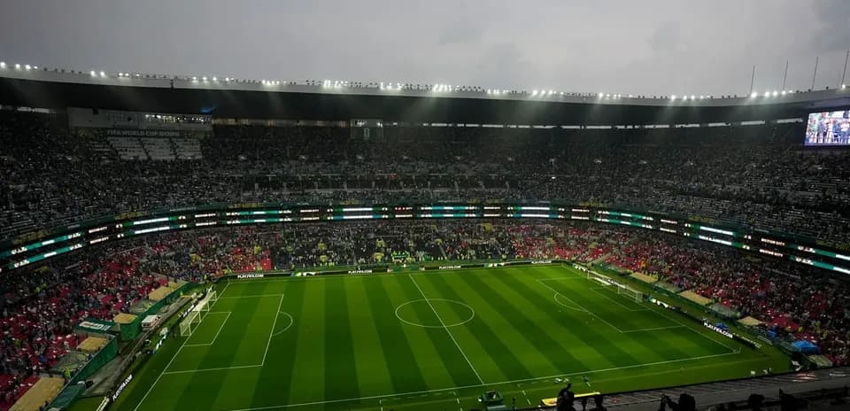 Estadio con público y campo de fútbol preparado Estadio con público y campo de fútbol preparado