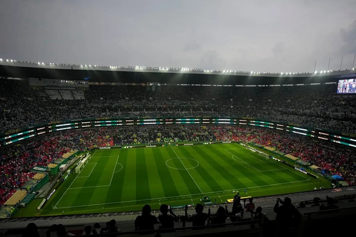 Estadio con público y campo de fútbol preparado Estadio con público y campo de fútbol preparado