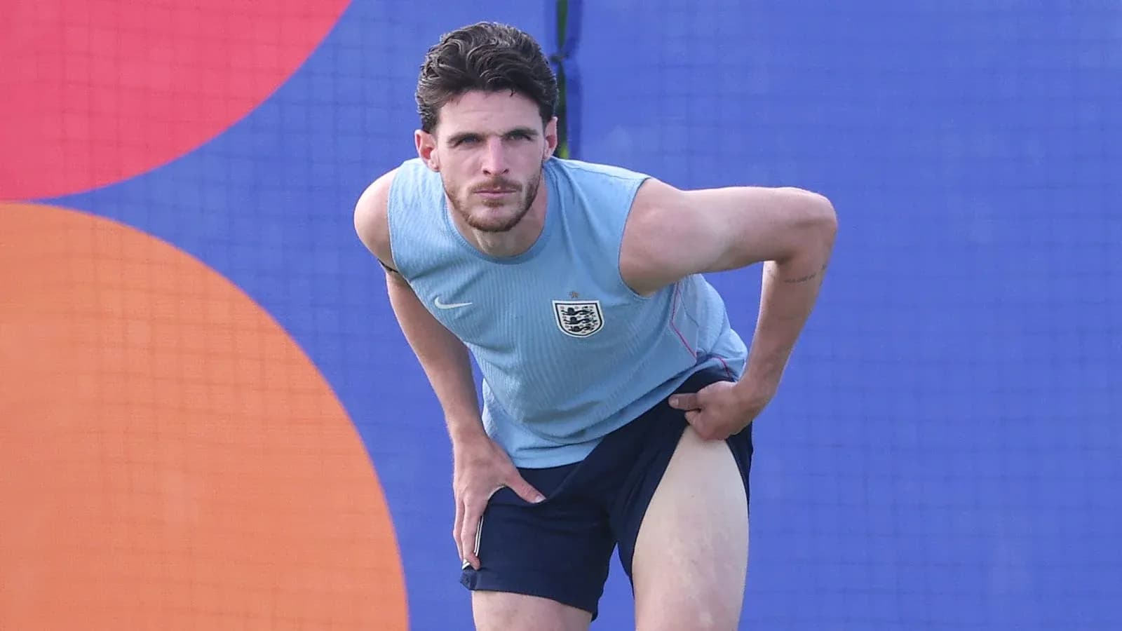 Jugador de Inglaterra estirando en sesión de entrenamiento Jugador de Inglaterra estirando en sesión de entrenamiento