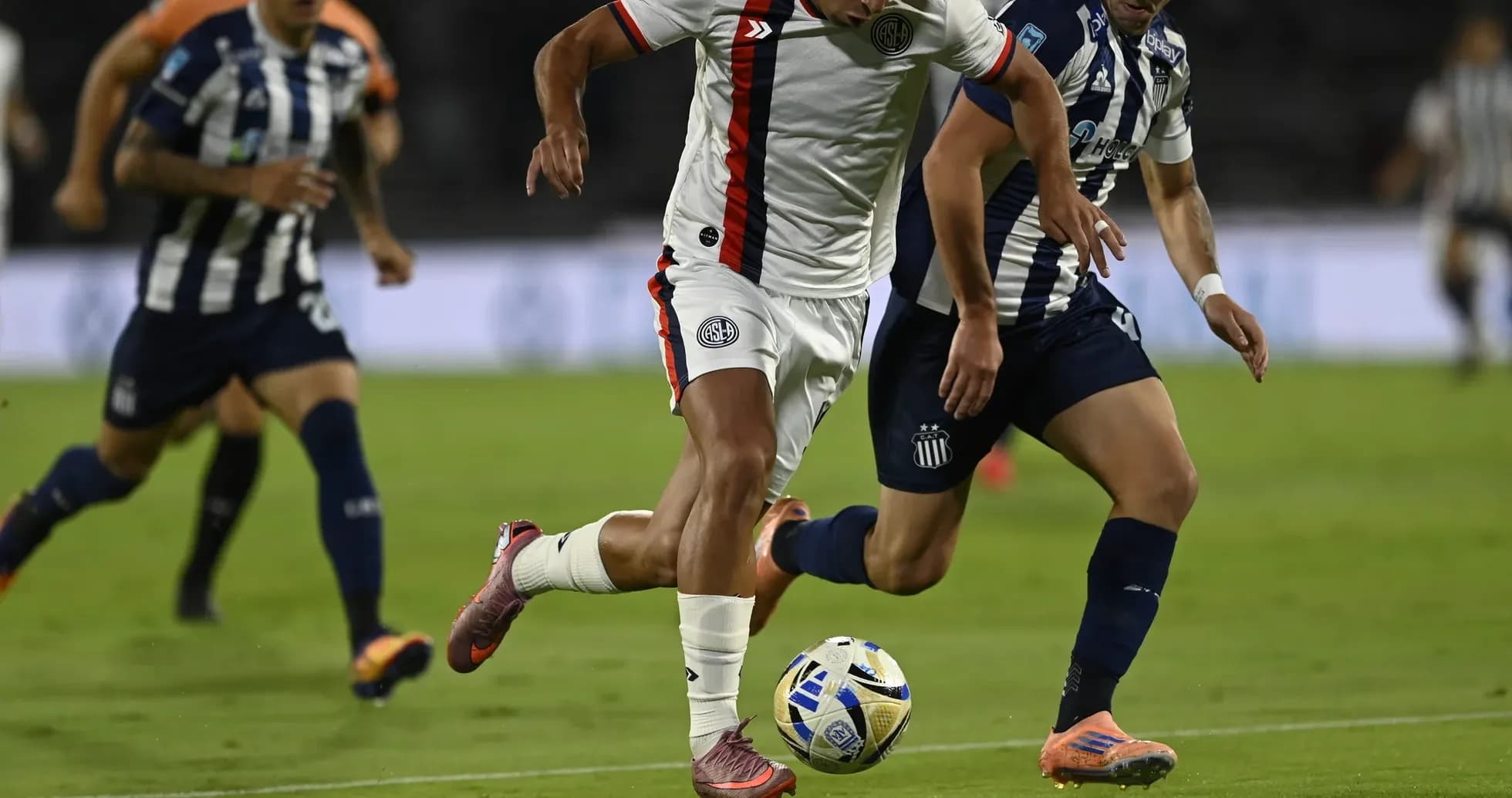 Jugador de San Lorenzo driblando a rival de Talleres Jugador de San Lorenzo driblando a rival de Talleres