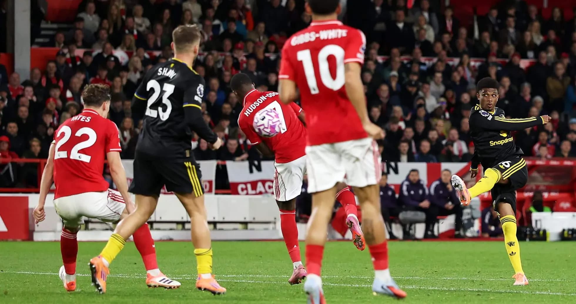 Jugador de Nottingham Forest disparando a puerta Jugador de Nottingham Forest disparando a puerta