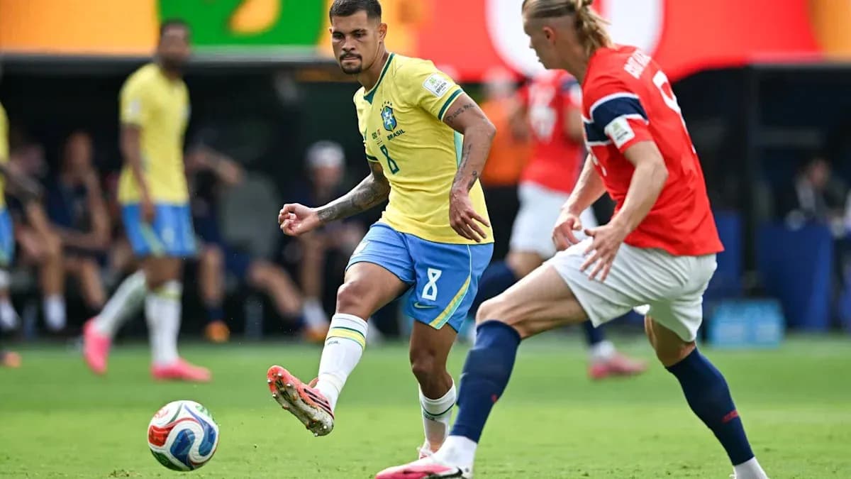 Jugador de Brasil pasándole el balón a rival noruego Jugador de Brasil pasándole el balón a rival noruego