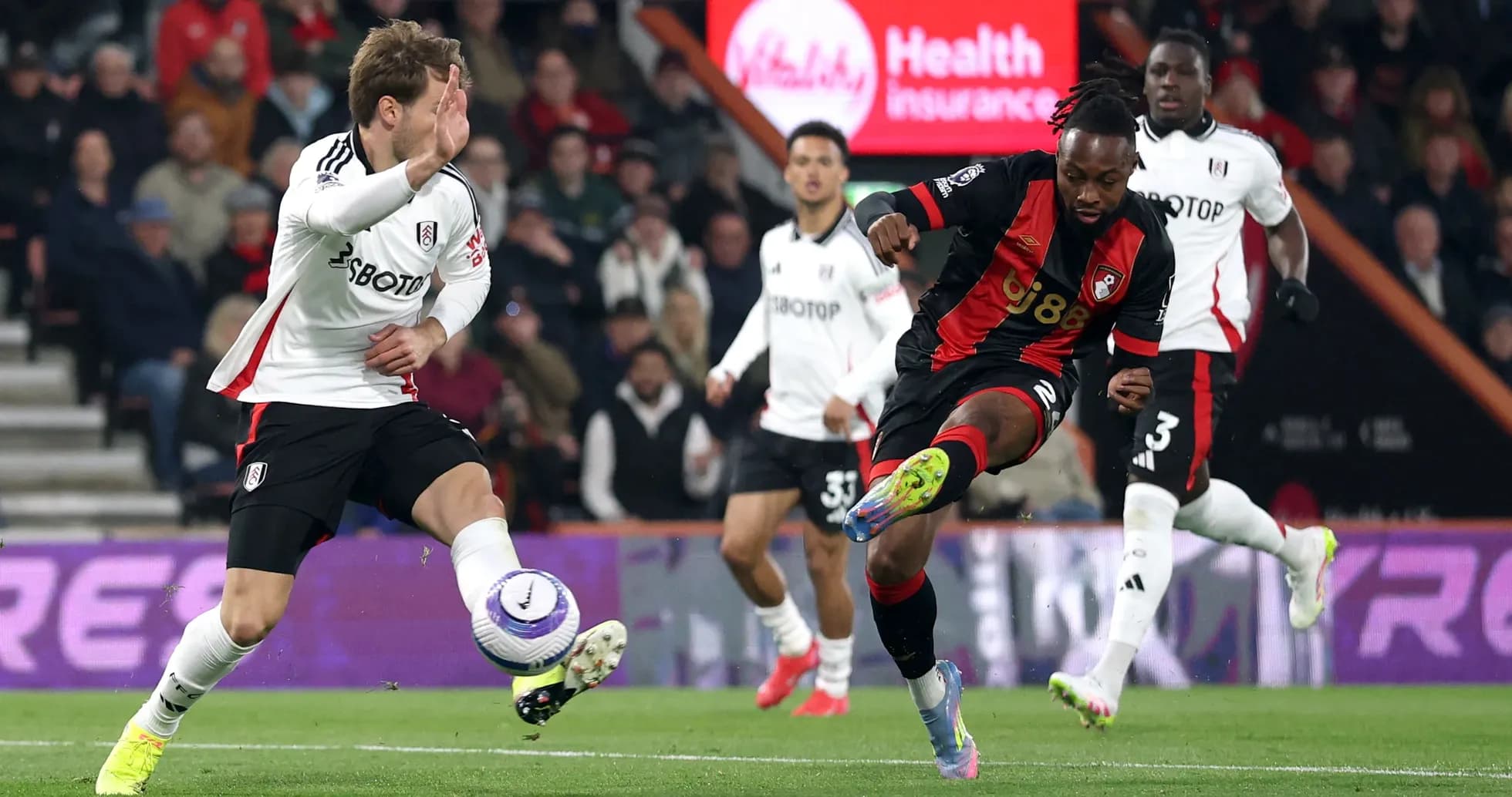 Jugador de Fulham y Bournemouth en acción Jugador de Fulham y Bournemouth en acción
