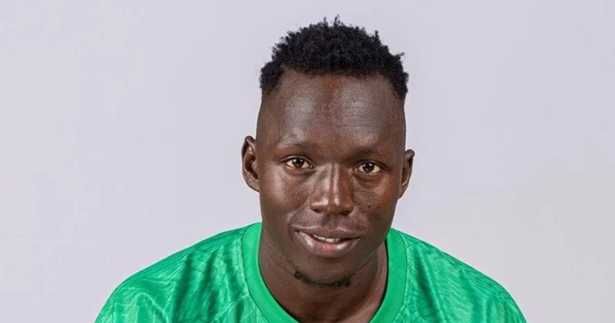 Jugador de fútbol posando con camiseta verde Jugador de fútbol posando con camiseta verde