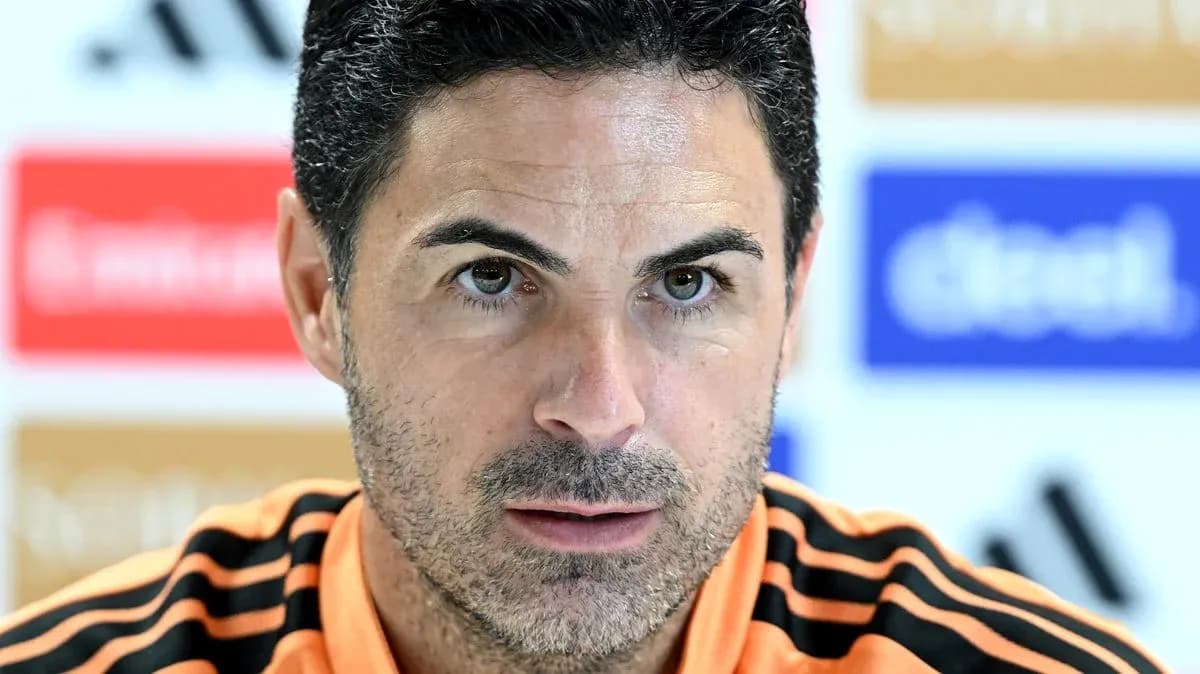 Entrenador en conferencia de prensa mirando a la cámara Entrenador en conferencia de prensa mirando a la cámara