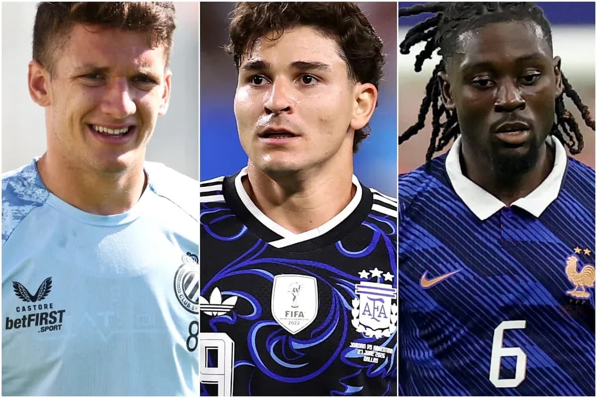 Tres futbolistas posando en diferentes camisetas Tres futbolistas posando en diferentes camisetas