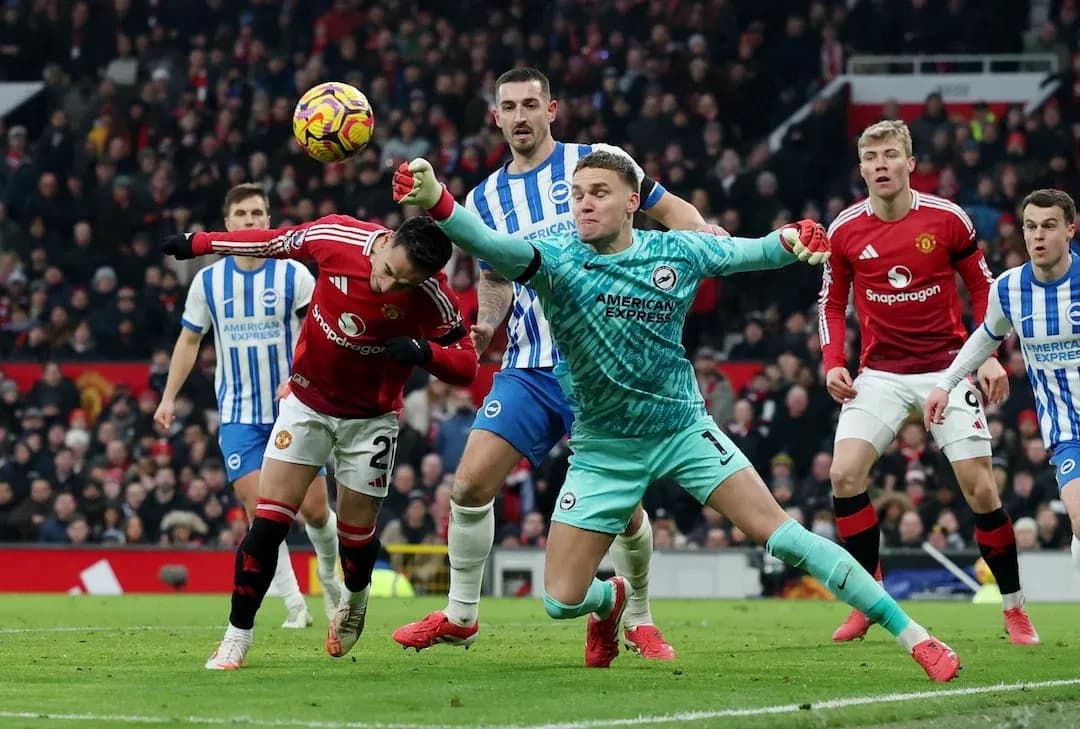 Jugador de Manchester United cabeceando el balón Jugador de Manchester United cabeceando el balón