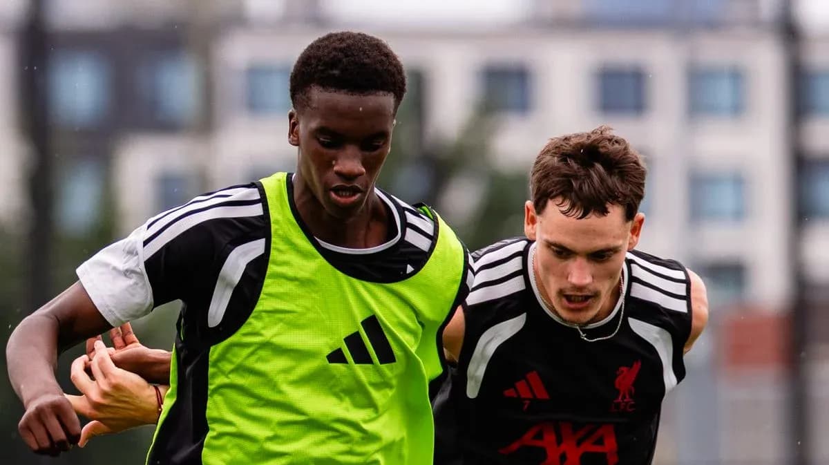 Dos jugadores compitiendo durante un entrenamiento de fútbol Dos jugadores compitiendo durante un entrenamiento de fútbol