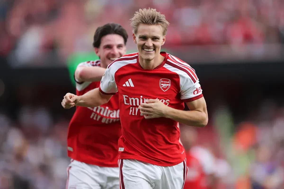 Jugador de Arsenal celebrando un gol con compañero Jugador de Arsenal celebrando un gol con compañero