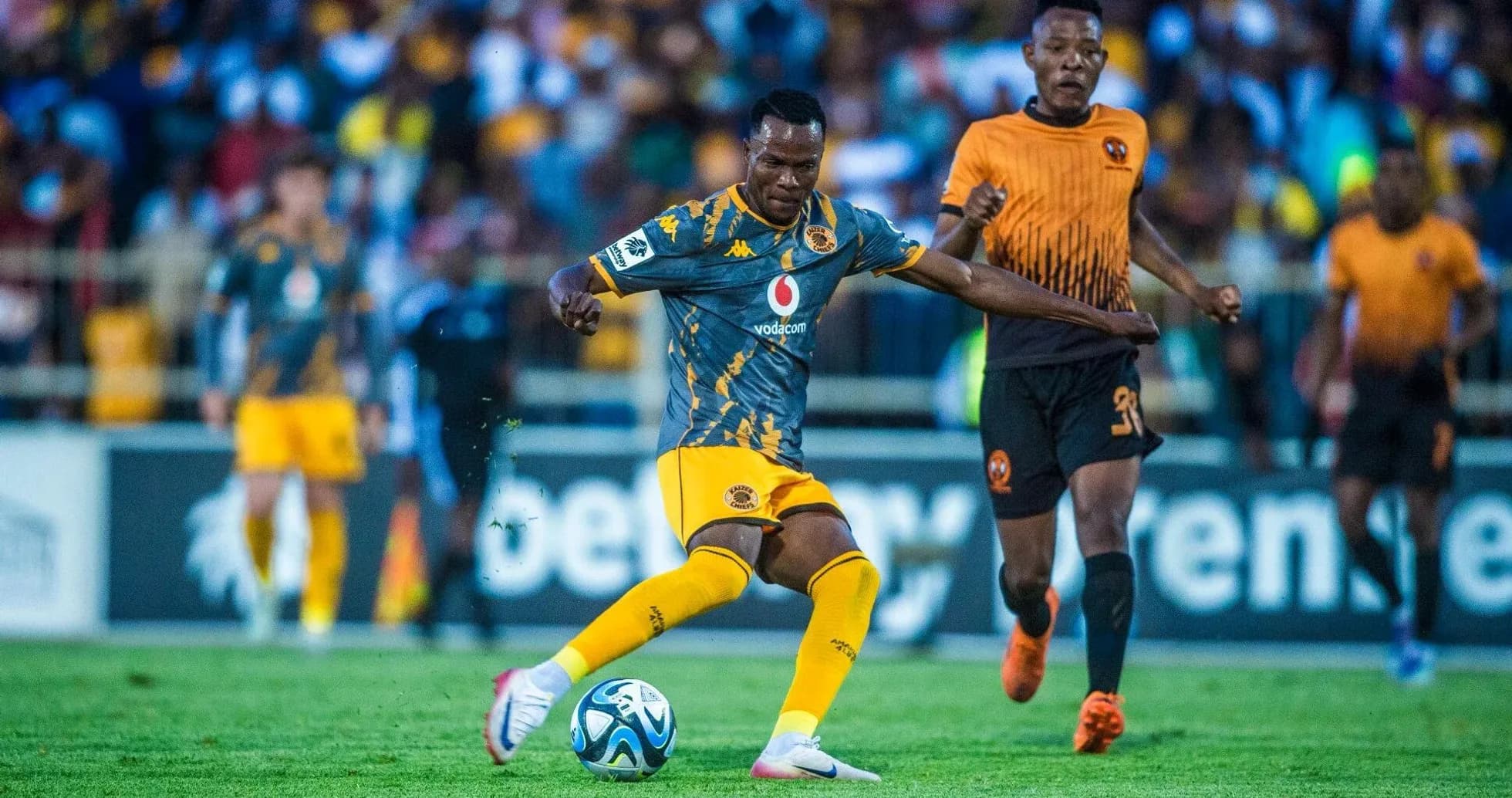 Jugador de Kaizer Chiefs pasando el balón en partido Jugador de Kaizer Chiefs pasando el balón en partido
