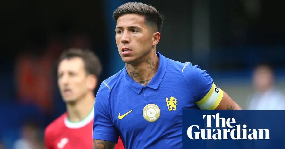 Jugador de Chelsea con cinta de capitán en el campo Jugador de Chelsea con cinta de capitán en el campo