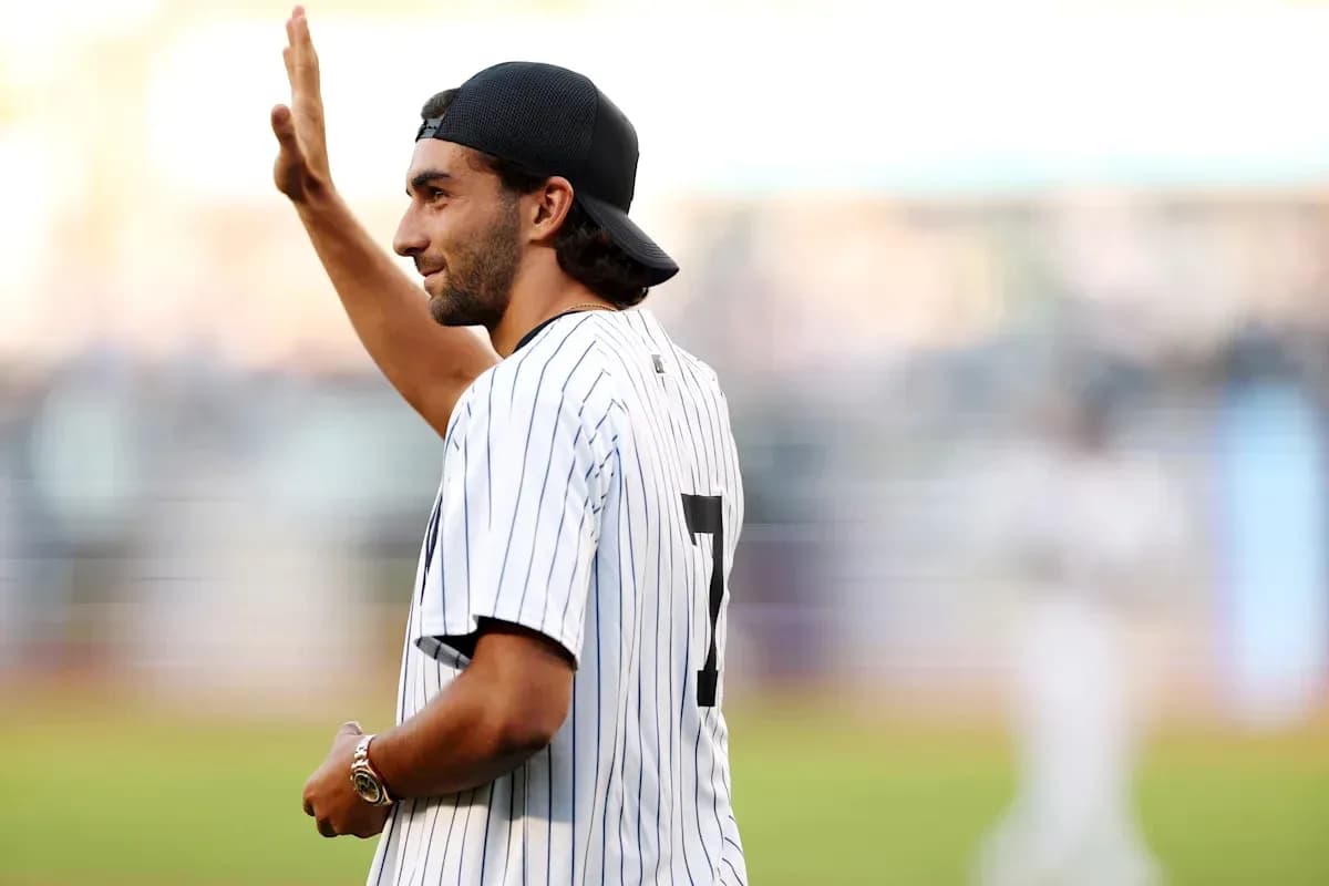 Jugador saludando en el campo de béisbol Jugador saludando en el campo de béisbol