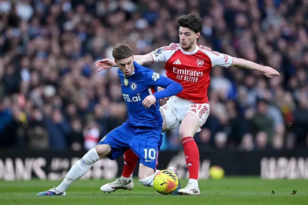 Jugador de Chelsea y Arsenal compitiendo por el balón Jugador de Chelsea y Arsenal compitiendo por el balón