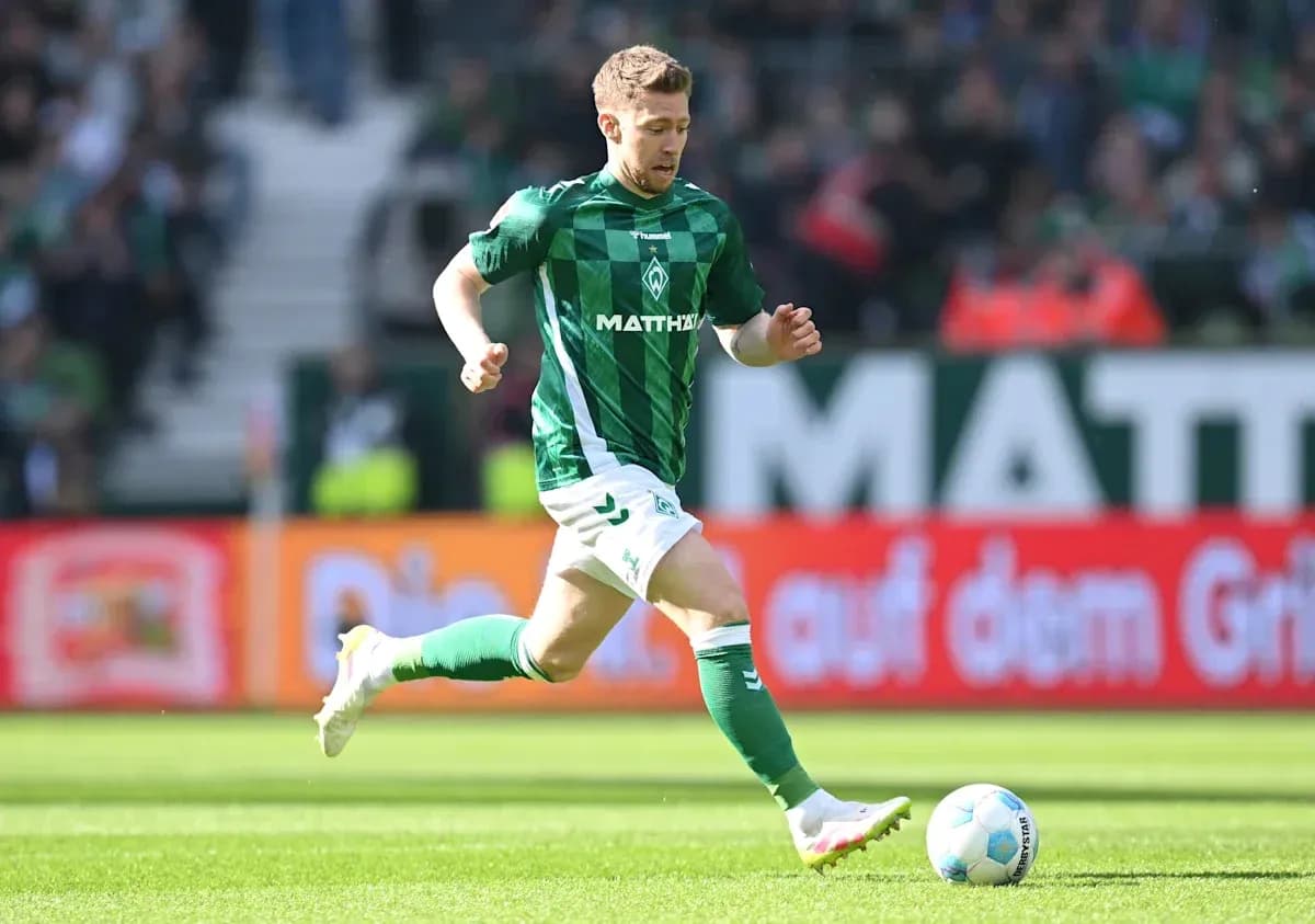 Jugador de Werder Bremen corriendo con el balón Jugador de Werder Bremen corriendo con el balón