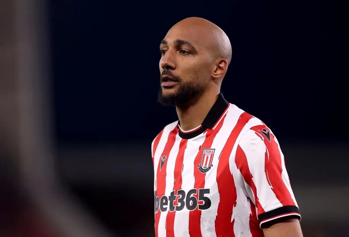 Jugador de Stoke City con camiseta a rayas Jugador de Stoke City con camiseta a rayas