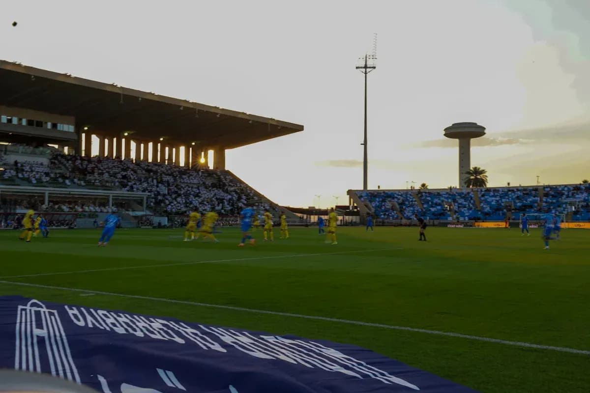 Partido de fútbol en estadio con espectadores Partido de fútbol en estadio con espectadores