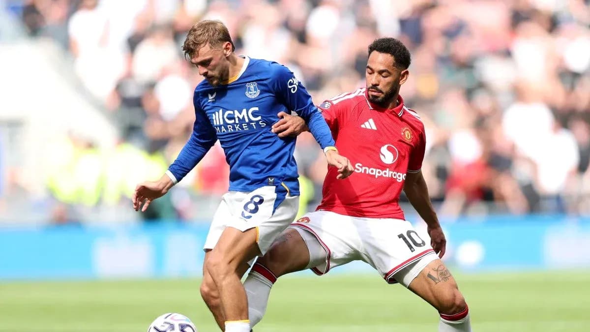 Jugadores de Everton y Manchester United compiten por el balón Jugadores de Everton y Manchester United compiten por el balón