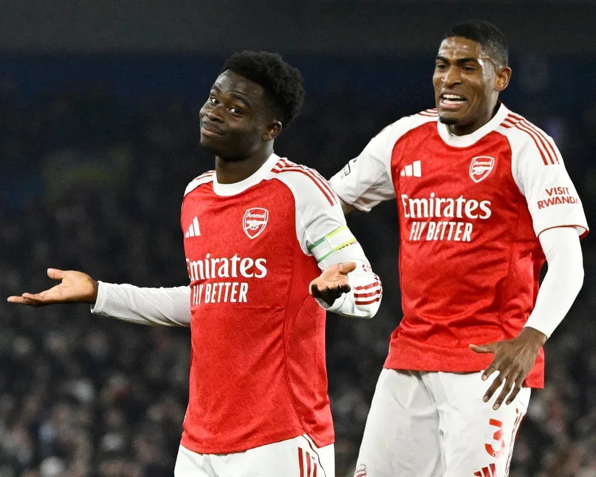 Jugadores de Arsenal celebrando un gol Jugadores de Arsenal celebrando un gol