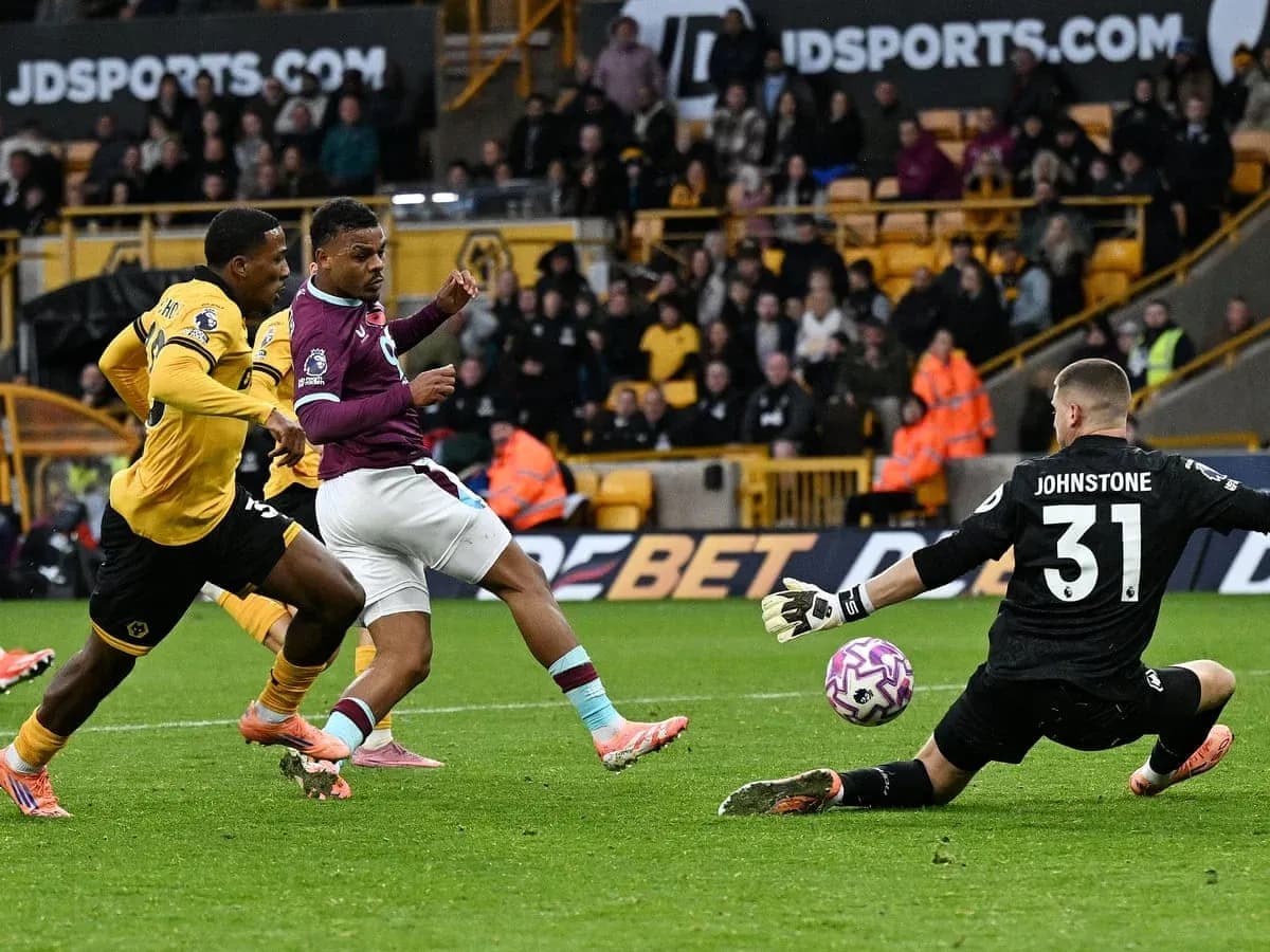 Jugador de Burnley disparando a portería contra Wolves Jugador de Burnley disparando a portería contra Wolves