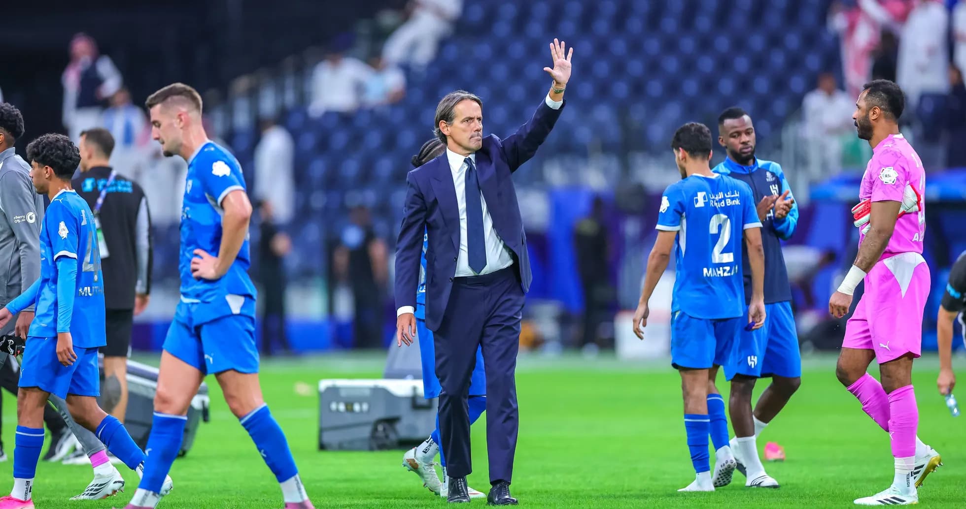 Entrenador saludando tras el partido con jugadores Entrenador saludando tras el partido con jugadores