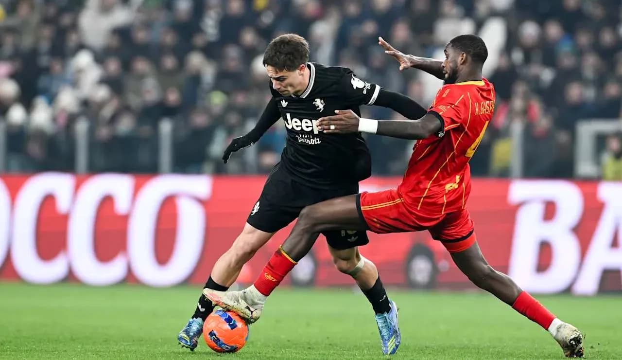 Jugador de Lecce interviniendo contra Juventus Jugador de Lecce interviniendo contra Juventus