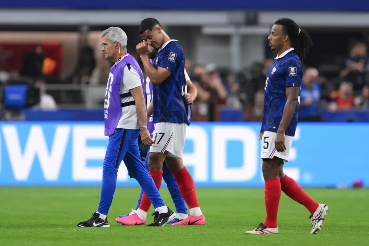 Jugador siendo asistido por personal tras lesión Jugador siendo asistido por personal tras lesión