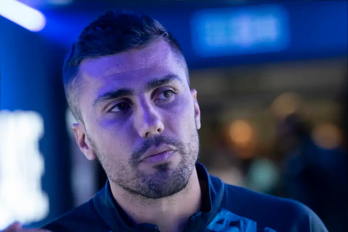 Jugador durante un evento con luz azul de fondo Jugador durante un evento con luz azul de fondo