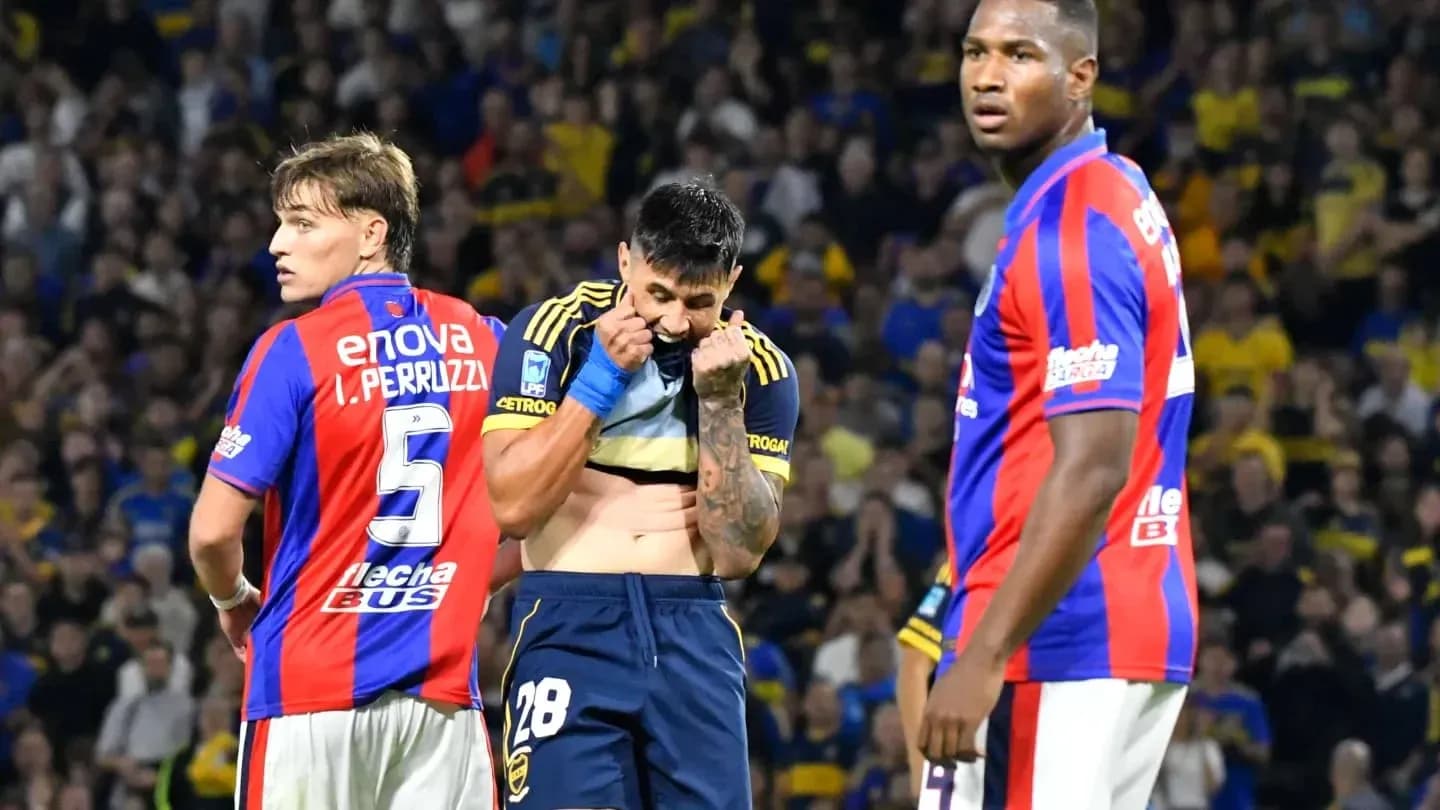 Jugadores de San Lorenzo y Boca Juniors en acción Jugadores de San Lorenzo y Boca Juniors en acción