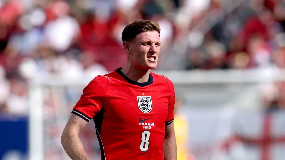 Jugador de Inglaterra con camiseta roja en el campo Jugador de Inglaterra con camiseta roja en el campo