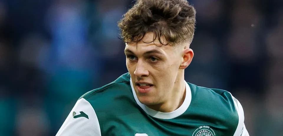 Jugador de Hibernian en acción durante el partido Jugador de Hibernian en acción durante el partido