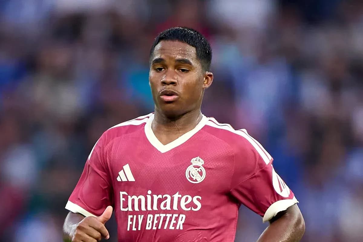 Jugador de Real Madrid en uniforme rosa durante partido Jugador de Real Madrid en uniforme rosa durante partido