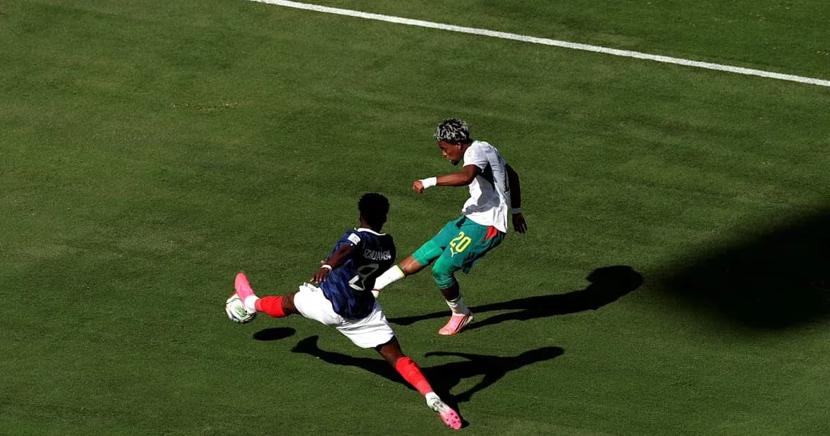 Jugador esquivando a oponente durante un partido de fútbol Jugador esquivando a oponente durante un partido de fútbol