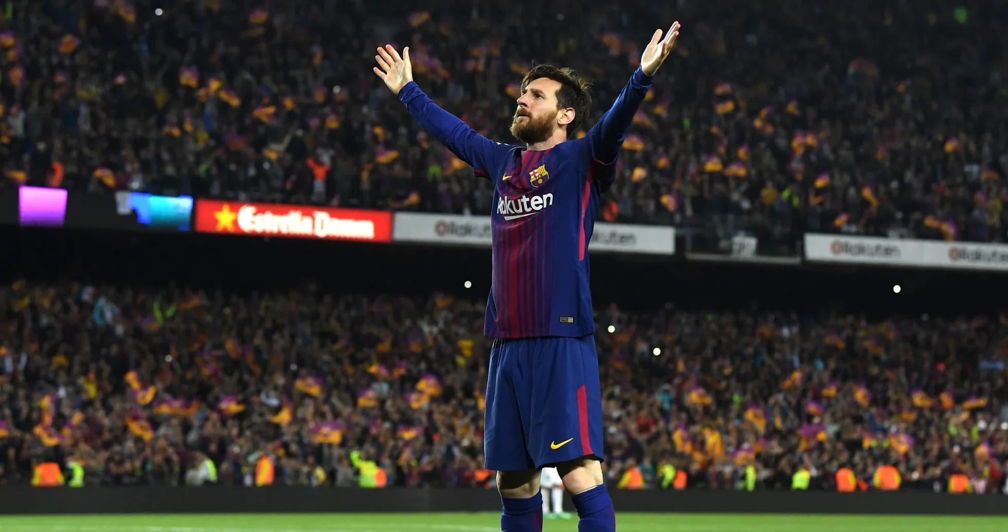 Jugador del Barcelona celebrando frente a la afición Jugador del Barcelona celebrando frente a la afición