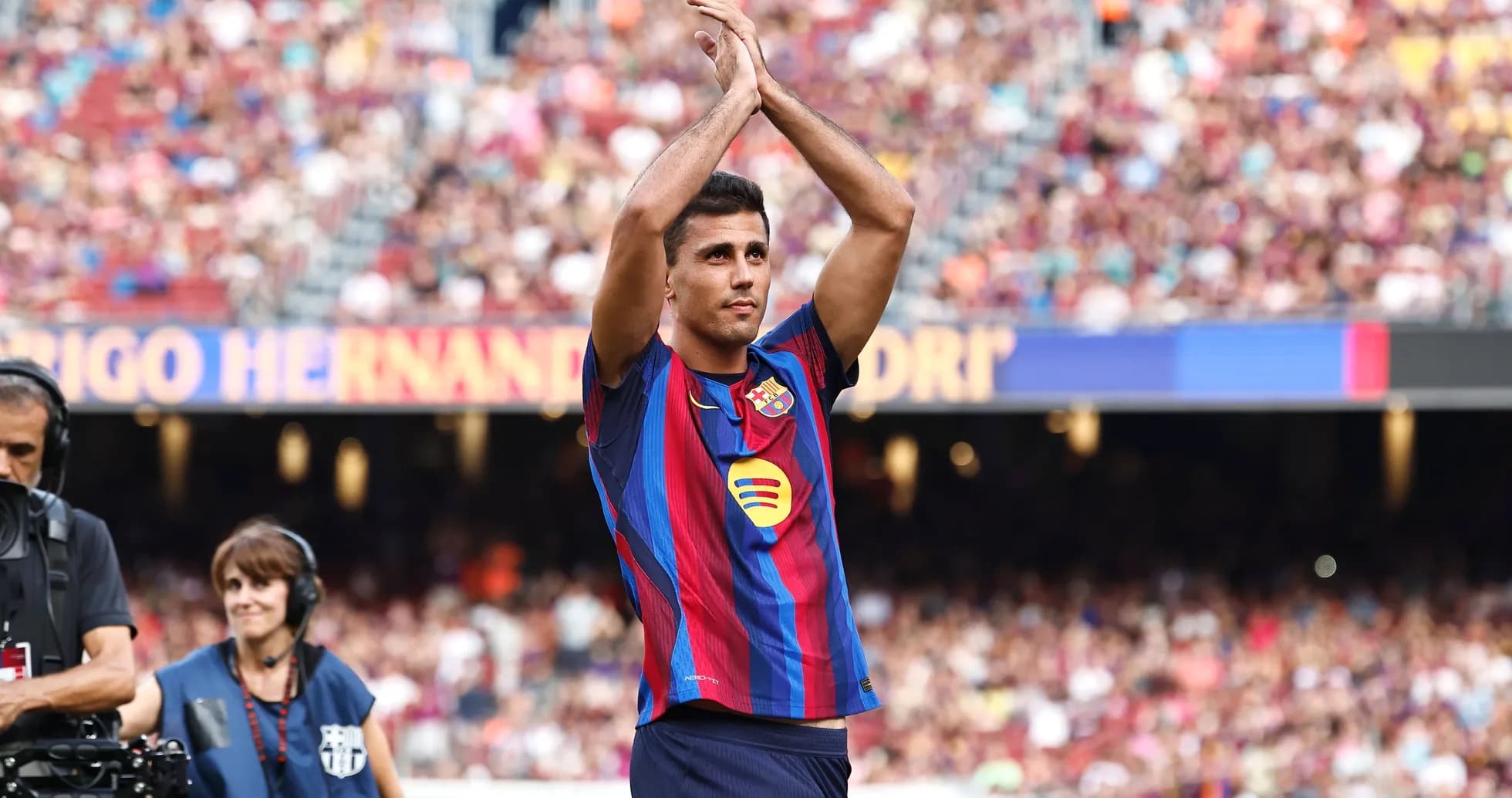 Jugador aplaudiendo a la afición en el Camp Nou Jugador aplaudiendo a la afición en el Camp Nou